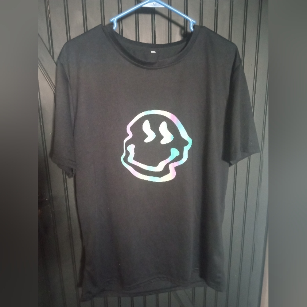 Men's large smile t-shirt color black.